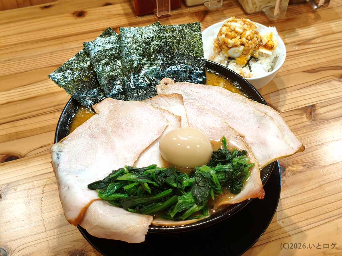 富山市の家系ラーメン店「王道乃印 富山家」のラーメンとライス。大判チャーシュー、海苔、味玉、ほうれん草がのった迫力ある一杯。