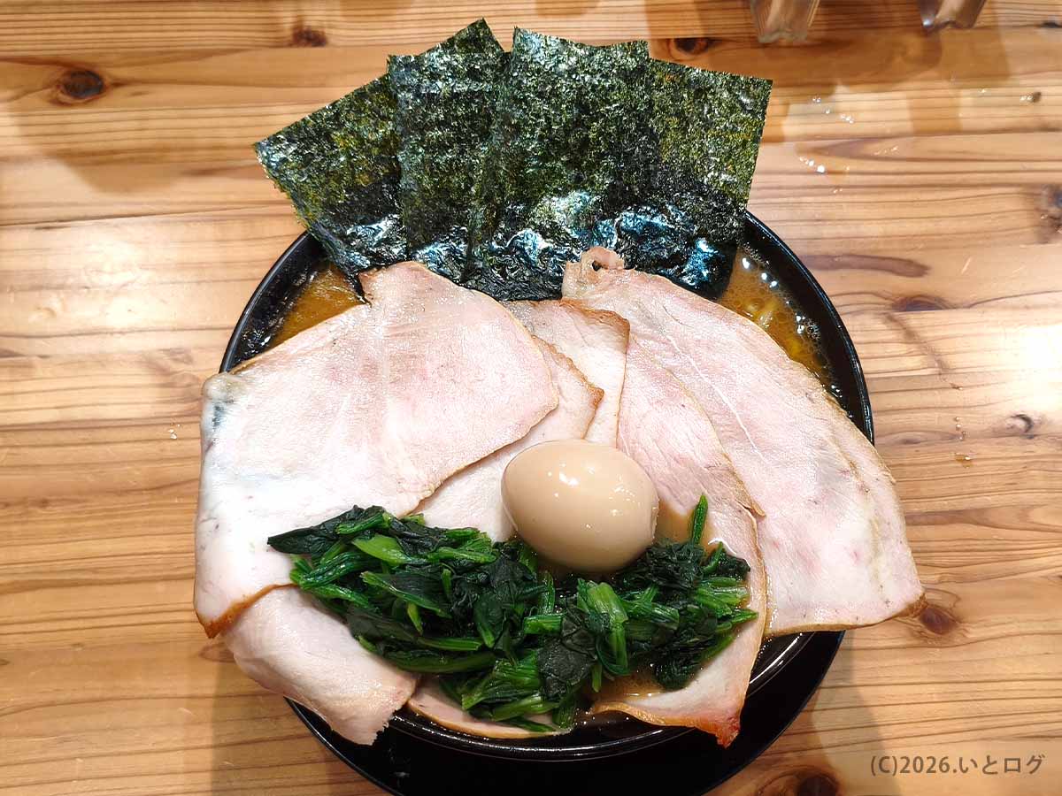 富山家ラーメンの全体写真。大きなチャーシュー、海苔、味玉、ほうれん草が盛られた、王道家系ラーメンらしい豪快な一杯。