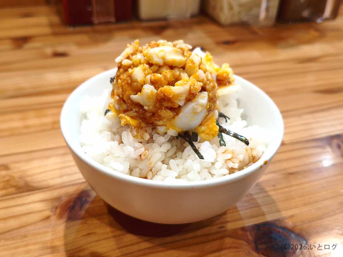 富山家のライスに玉子とタレをのせたサイドメニュー。家系ラーメンの濃厚スープと合わせて食べたい、富山家らしい一杯。