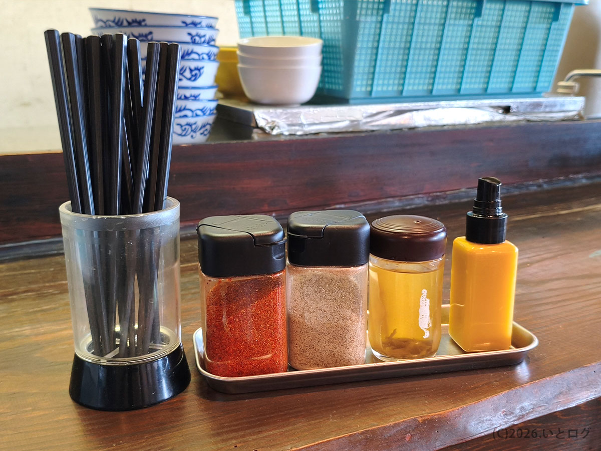 沖縄市にあるつけ麺ジンベエの卓上調味料