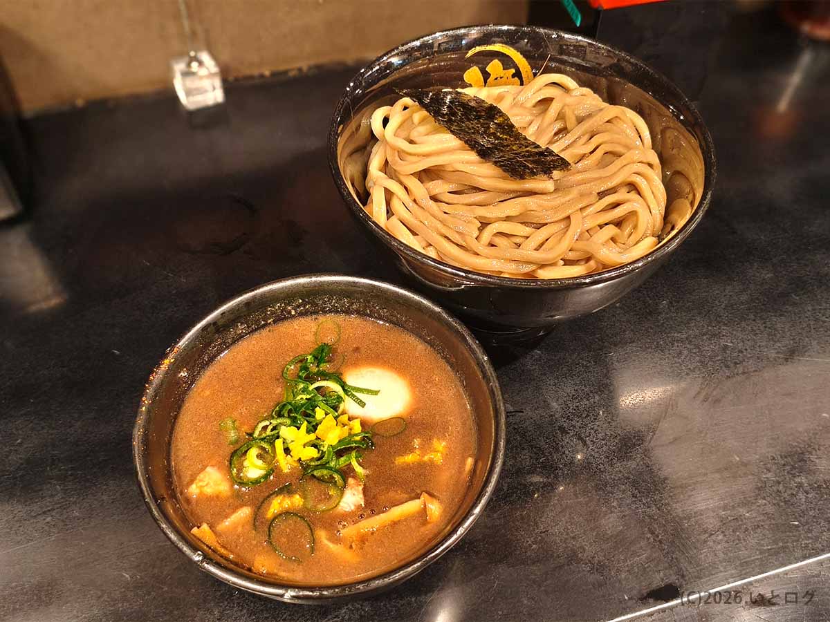 奈良市のつけ麺 無心で提供された極太麺と濃厚豚骨つけ汁の豚骨つけ麺