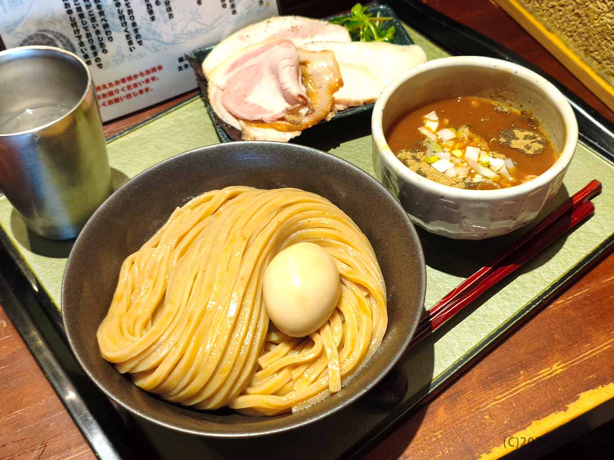 艶やかな自家製極太麺と味玉、濃厚つけ汁、複数種類のチャーシューを盛り付けたつけ麺 繁田の焼豚つけ麺
