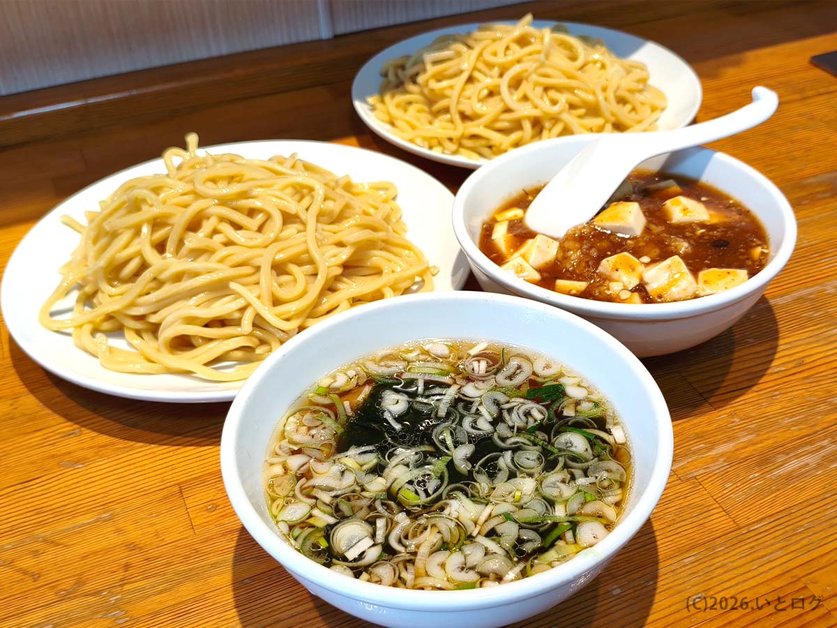 つけそば さんぷく昭和店のつけそばと麻婆丼セット。山梨ランチで満腹感の高い組み合わせ