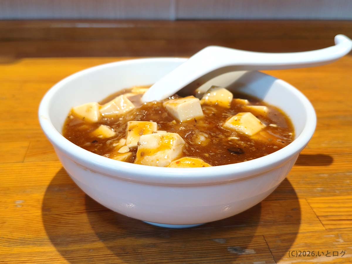 つけそば さんぷく昭和店の麻婆丼アップ写真。とろみのある餡が特徴の人気メニュー