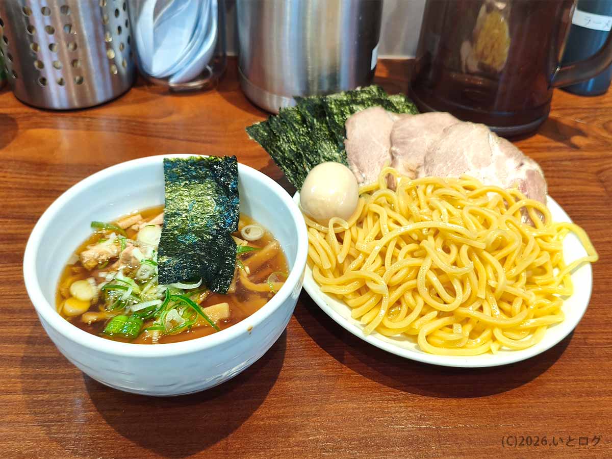 味玉や大判チャーシュー、海苔が添えられたつけそば七福の特製つけそば
