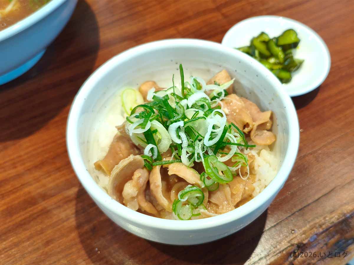 甘辛く味付けされた肉とネギをご飯に盛ったつけそば七福のまぶし丼
