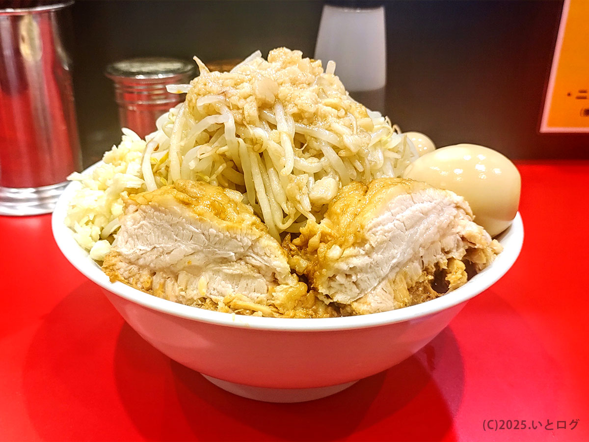 山盛りヤサイと豚、ウズラ卵が豪快にのったラーメンつづき町田店の並盛。町田で味わえる本格的な二郎系ラーメン。