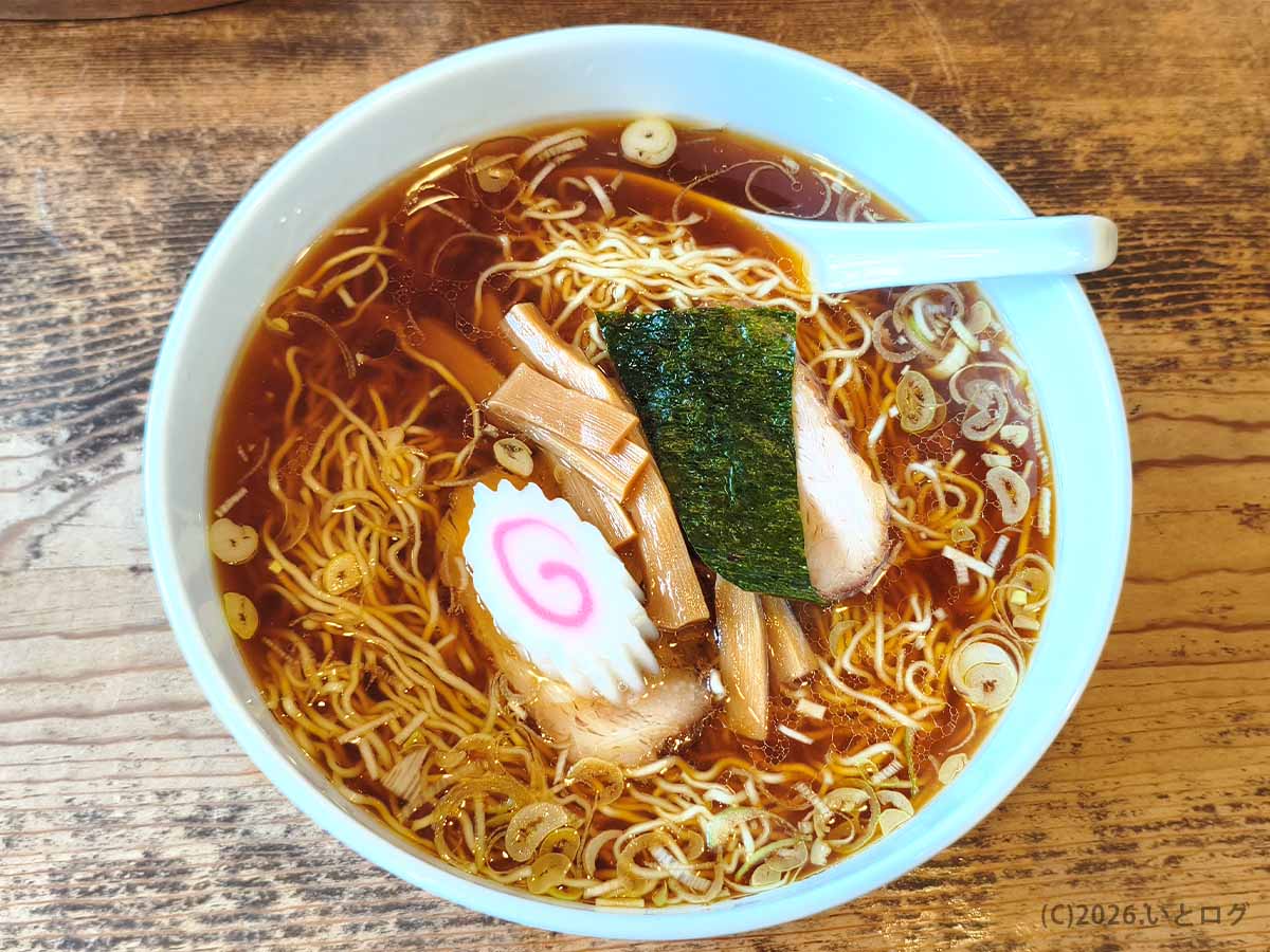 チャーシュー、メンマ、海苔、なると、ねぎを盛り付けた甲府市・上田屋の昔ながらの醤油ラーメン