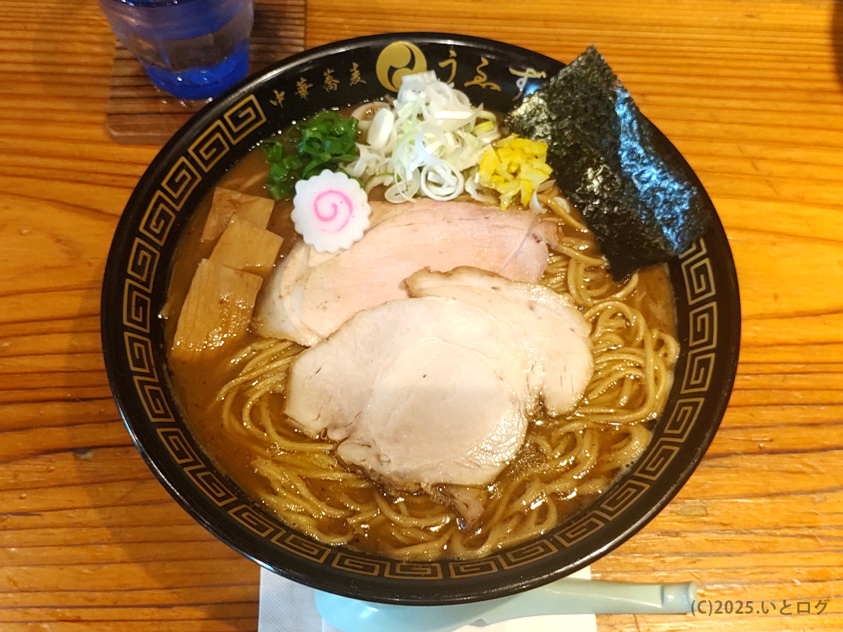 「中華蕎麦うゑず」の濃厚豚骨魚介ラーメンを真上から撮影。ゆず、海苔、なるとが美しく配置された一杯。山梨県昭和町で行列が絶えない名店。