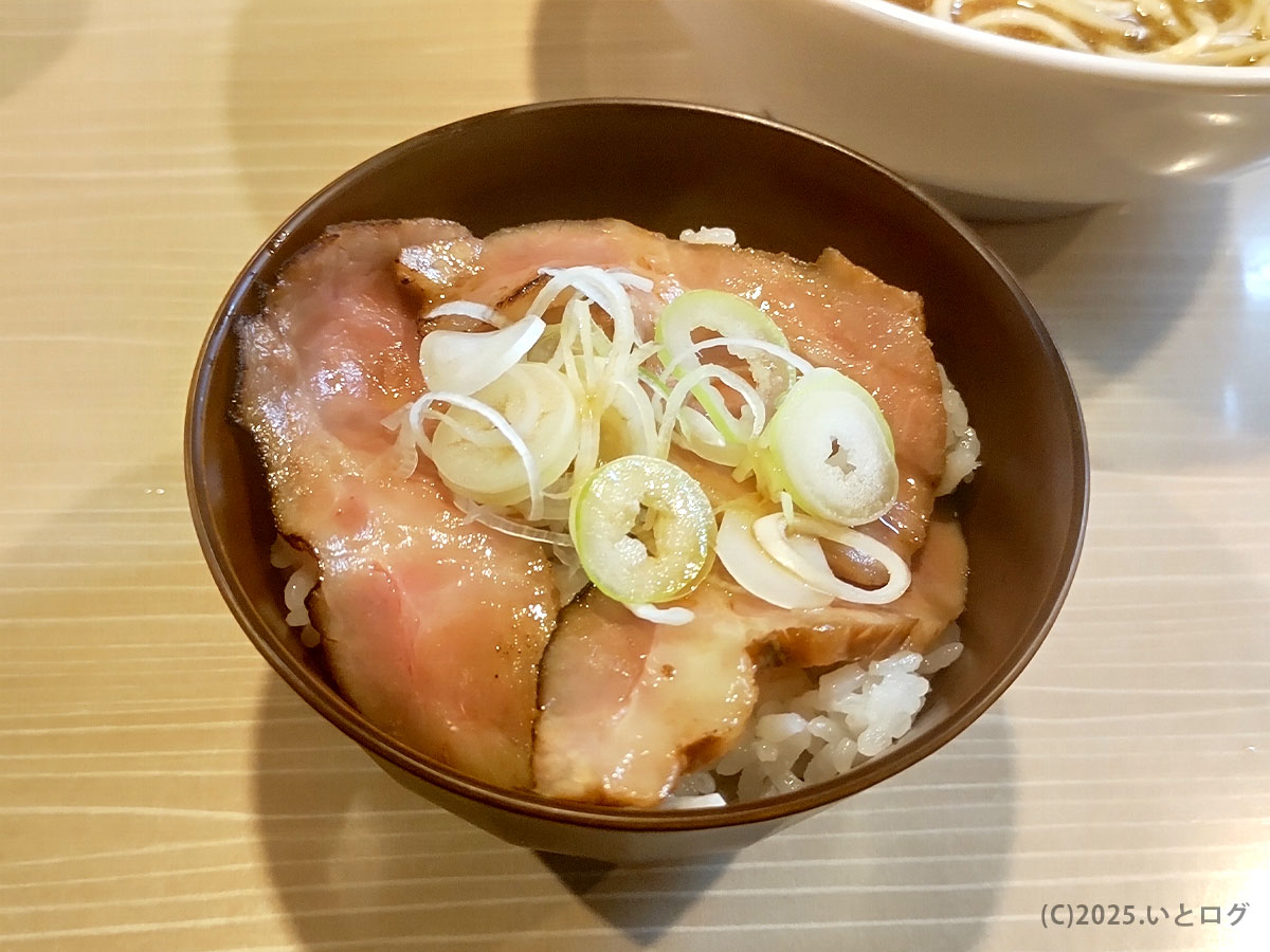炙りチャーシューごはんのミニ丼。レア寄りの肉と刻みねぎが白飯に映える/麺屋 鶯 uguisu 金沢 サイドメニュー レビュー