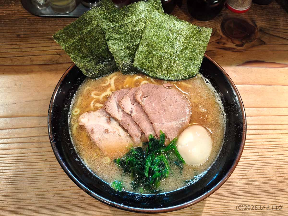 厚木の梅家 舎弟で注文した、チャーシュー、海苔、ほうれん草、味玉を盛り付けた家系チャーシューメン