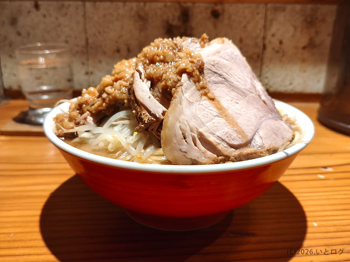 wez noodles 山梨・昭和町のラーメン全体、ボリューム満点で人気の一杯