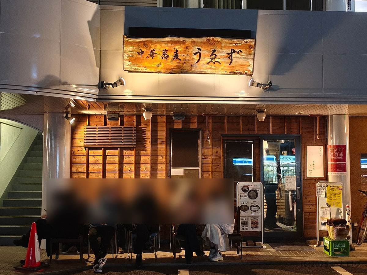 wez noodles 昭和町の外観と行列、混雑や並びができる人気店(山梨ラーメン人気)