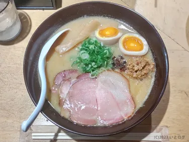 『ふじ屋NOODLE』すすきのラーメン横丁でまろやかなで上品な白湯系味噌ラーメン。日ハムのナイター野球観戦の後で、、、。