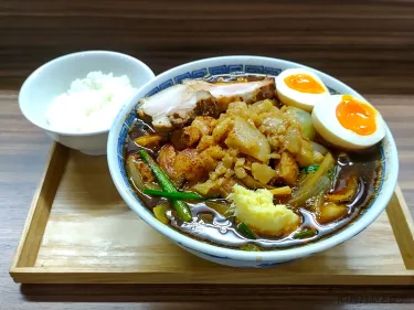 『数量限定』「じんない中華そば」で旨辛なガッツリ系ラーメンにお替り自由のライスで大満足。鶏&豚の清湯スープで見た目以上に美味い中華そば店@山梨・甲府市