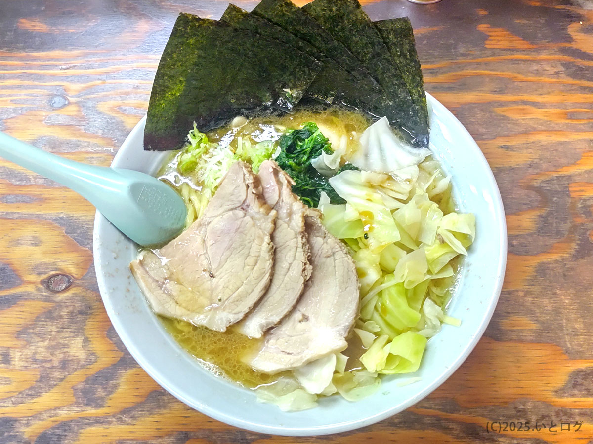 キャベツやほうれん草、チャーシュー、海苔がのった「ヤスシボーイ 周南市」の家系ラーメン。濃厚な豚骨醤油スープに、野菜の甘みが溶け込む下松スタイルの一杯。