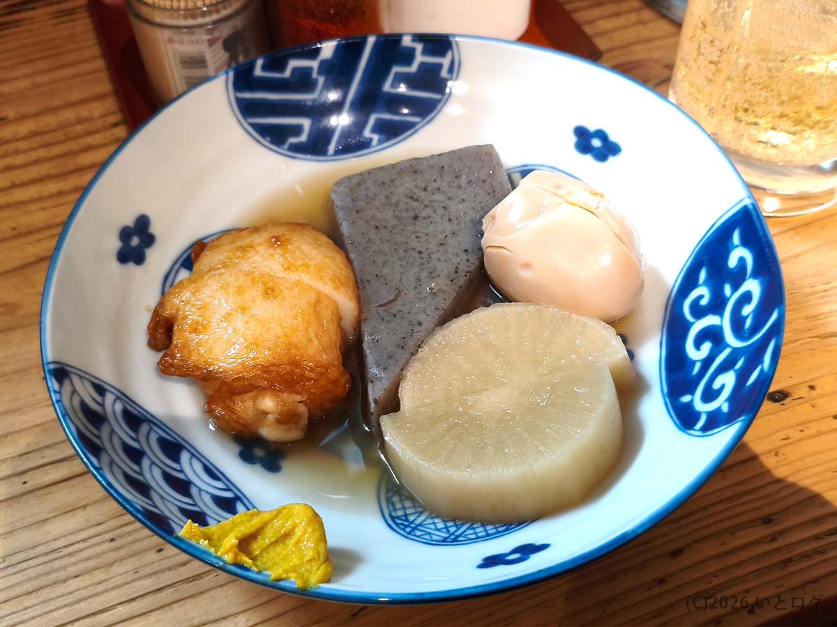 弥太郎うどんのおでん盛り合わせ。大根、こんにゃく、卵、ごぼう天などを福岡・天神でうどん前に楽しめる一皿