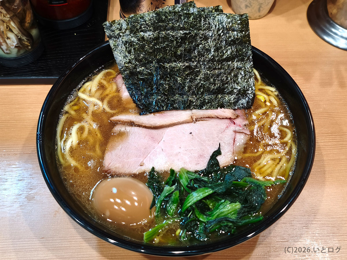 横浜家系ラーメン 野中家 池袋 王道の一杯 海苔ほうれん草味玉が揃うバランス構成