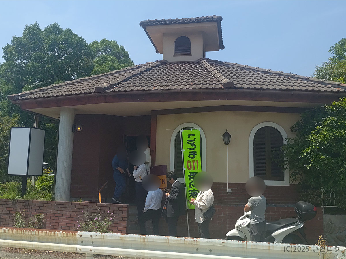 山口市の人気ラーメン店・米蔵の外観。開店前から行列ができるほどで、カフェ米蔵としても知られる独特の雰囲気。山口市ラーメンランキングでも上位常連。