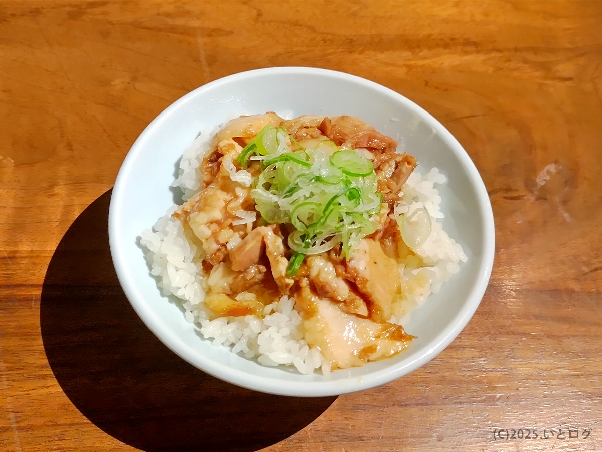 中華蕎麦よるのふじの肉飯。チャーシューとネギがのったシンプルな一杯。ラーメンとセットで富士吉田の夜を満喫できるご飯もの。