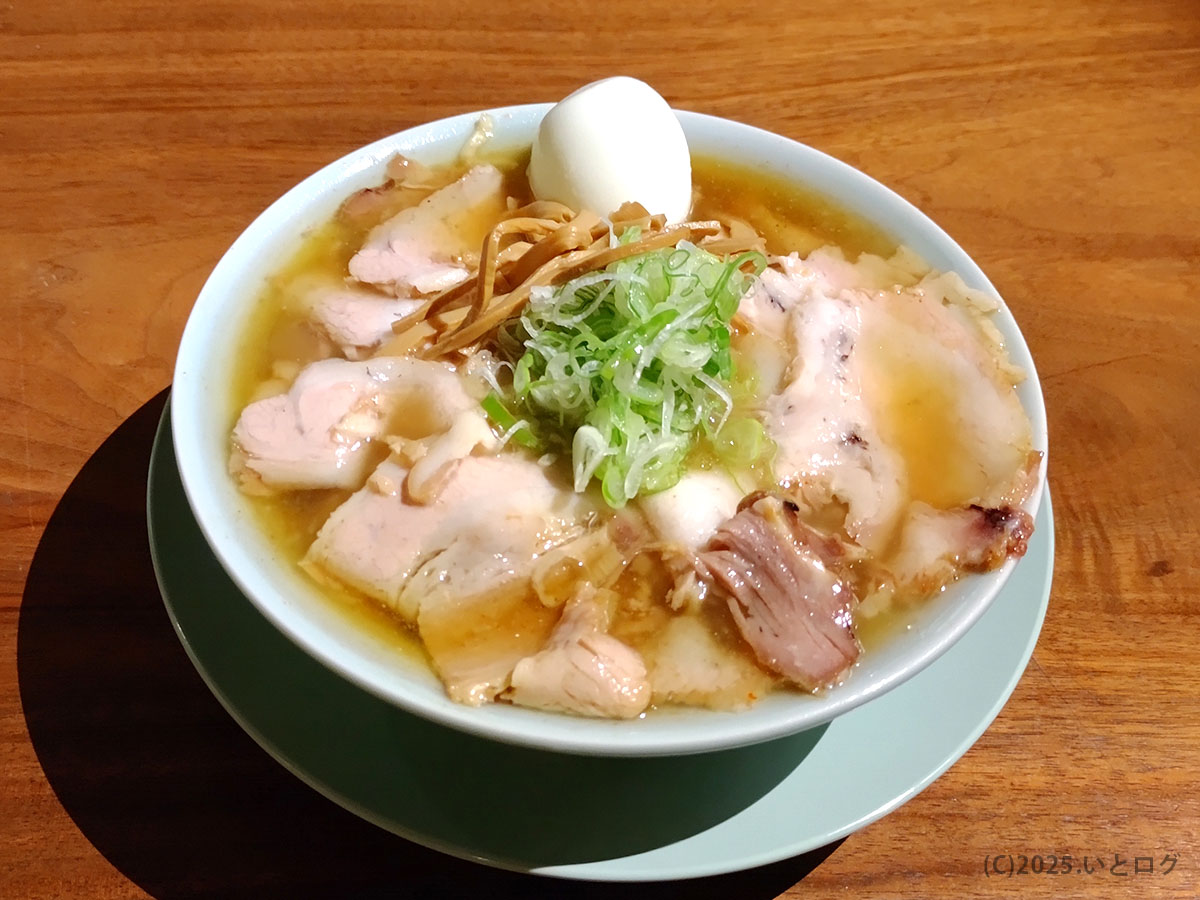 中華蕎麦よるのふじの醤油ラーメン。澄んだスープにチャーシュー、ネギ、メンマ、ゆで卵が並ぶ。富士吉田市の夜に寄り添うやさしい味。
