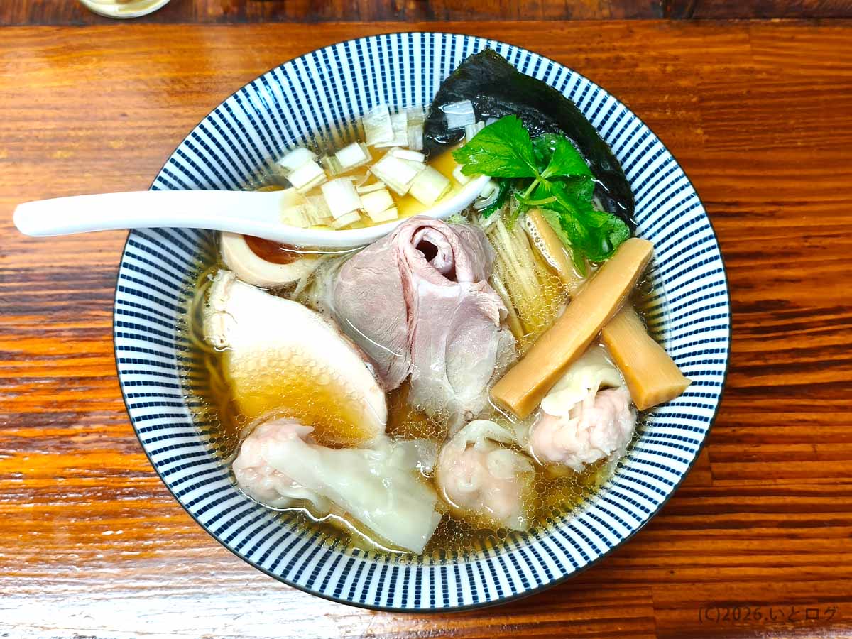 チャーシューやわんたん、味玉、メンマが盛られた中華そば よしかわ 上尾店のわんたん煮干しそば