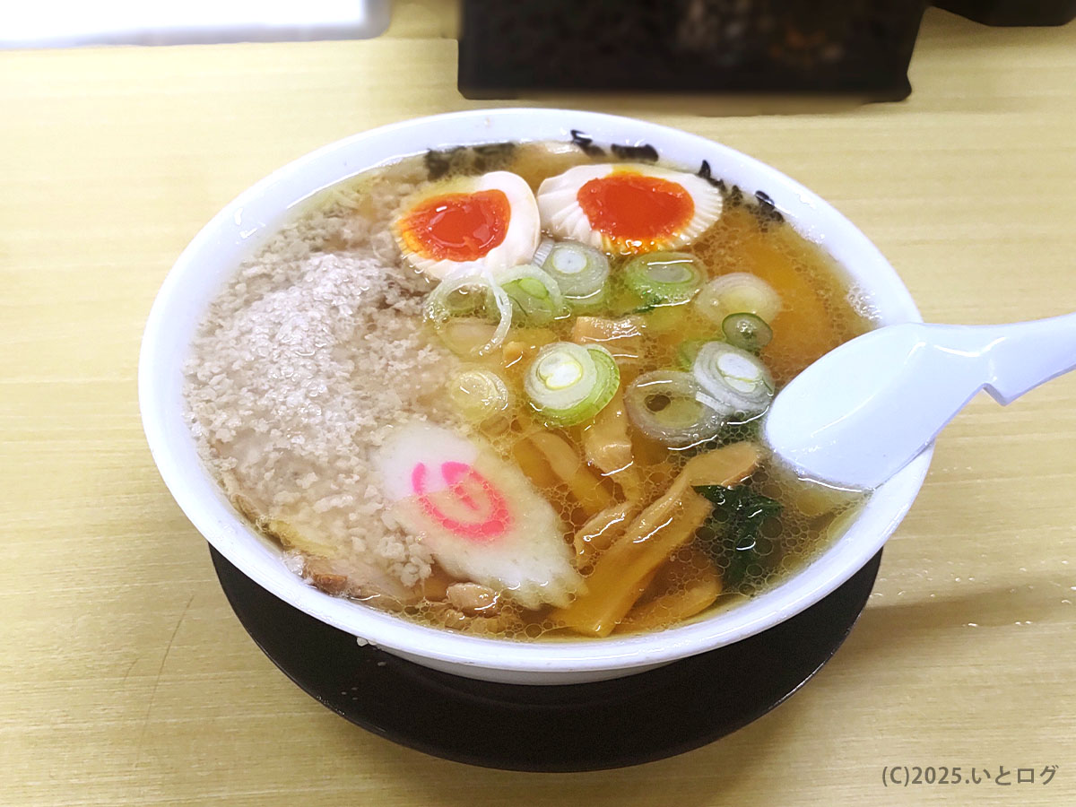 クリアなスープと背脂のコントラストが美しい一杯。麺屋ようすけ 本店 メニューの王道・佐野ラーメン単品アップ。
