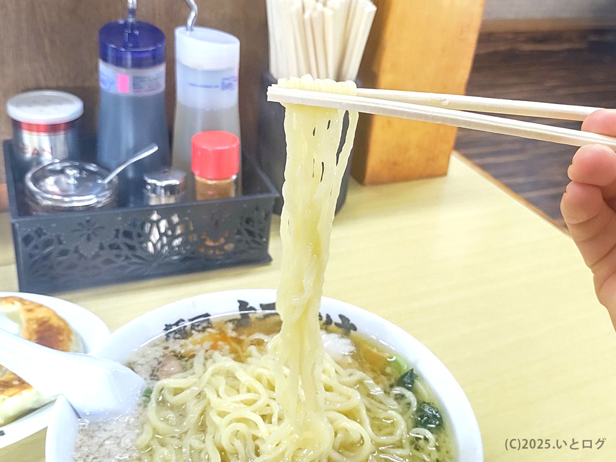 コシのある青竹手打ち麺を箸でリフトアップ。東京進出の噂も高まる “麺屋ようすけ 東京” でも味わってみたい軽やかなちぢれ麺。