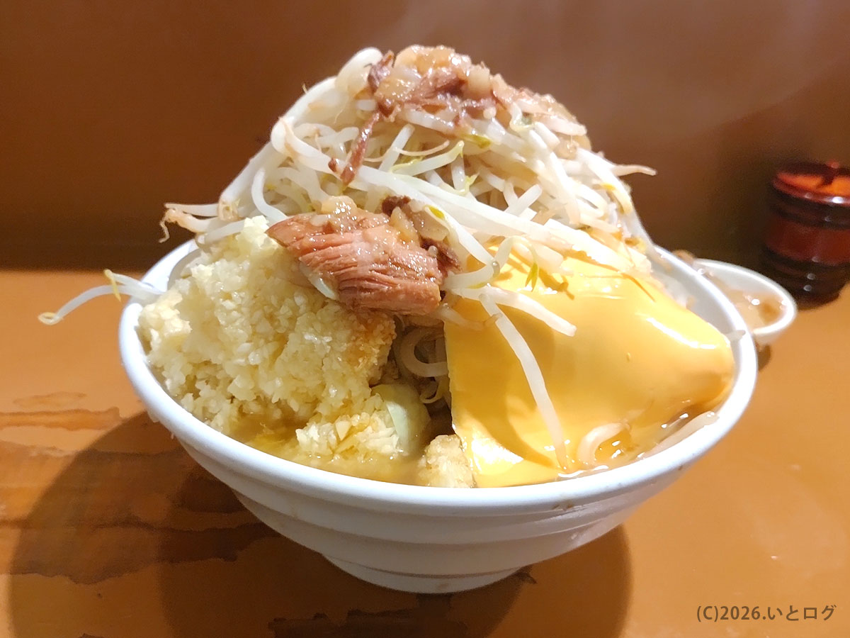 夢を語れ松山のラーメン全体像。コールでマシ寄りにした松山の二郎系ラーメン