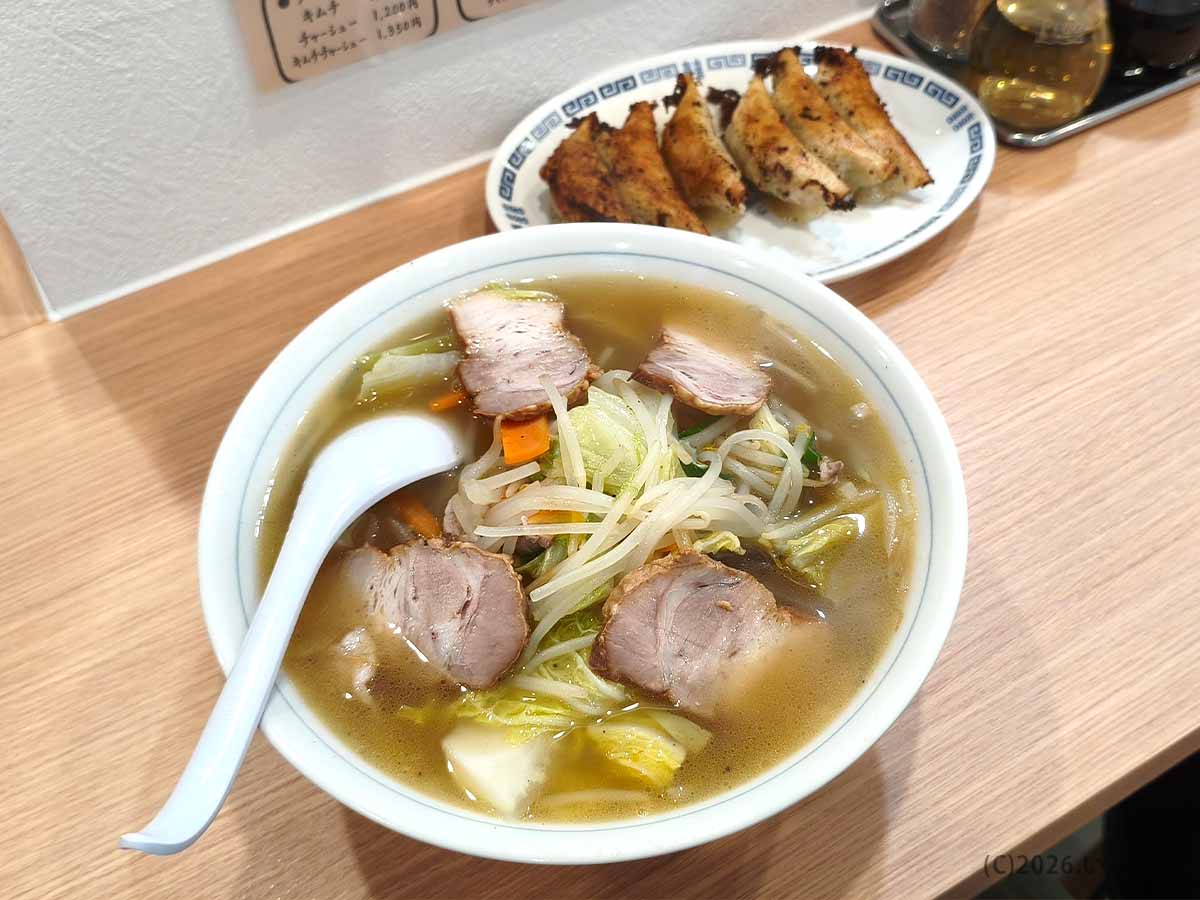 湯村食堂のタンメンと餃子。営業再開後も人気を集める甲府の食堂メニュー