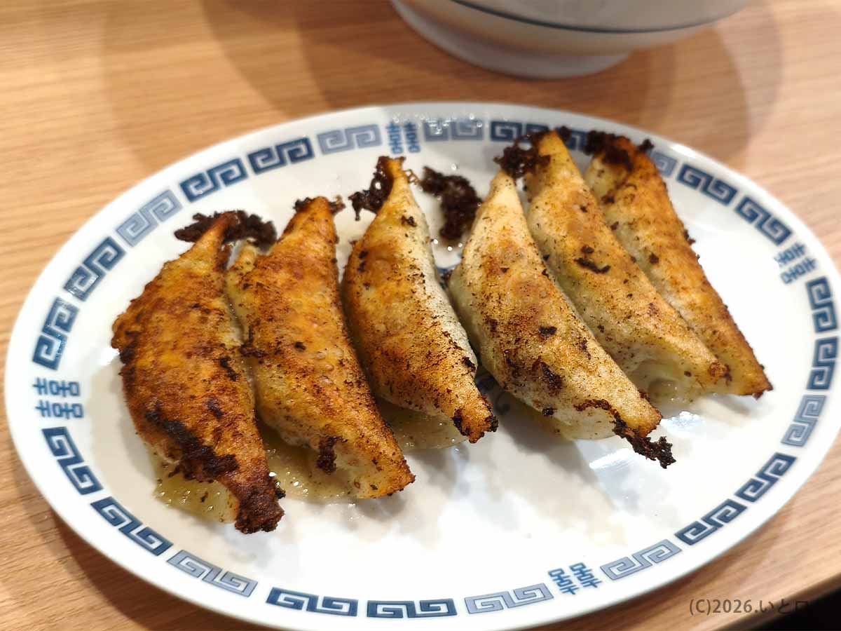 湯村食堂の焼き餃子。香ばしい焼き目が食欲をそそる人気サイドメニュー