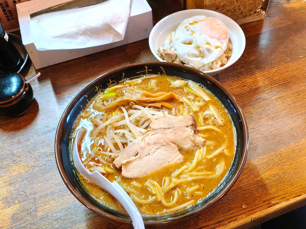 長野県松本市のらあめん寸八総本店で味わった豚骨醤油らあめんと、チャーシューに目玉焼きをのせたごはん