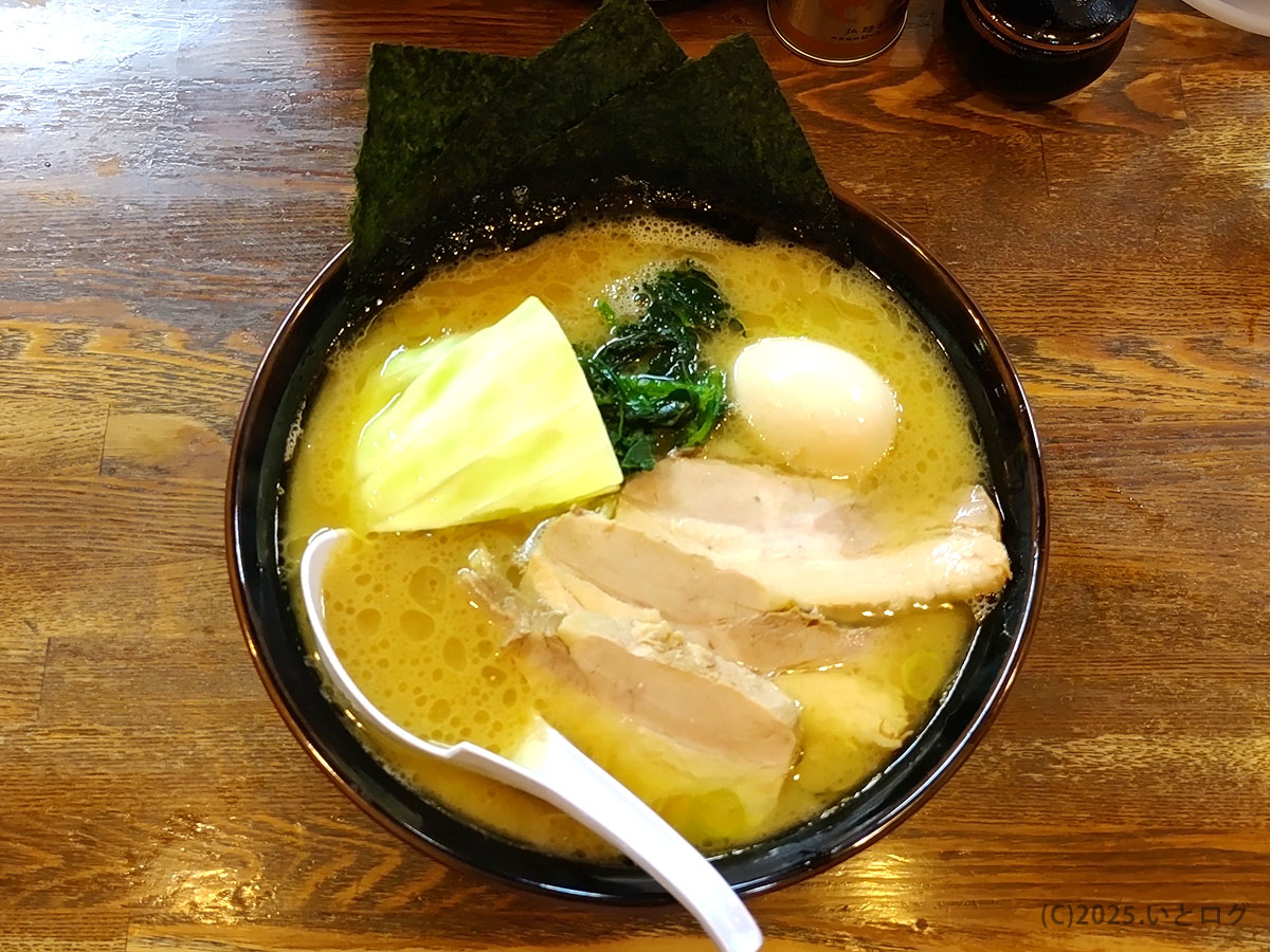 黄金色スープにキャベツ・ほうれん草・味玉・極厚チャーシューが並ぶ豚骨醤油らぁめん。松本の「らあめん寸八 総本店」で“寸八 メニュー おすすめ”とされる一杯を真上から撮影。