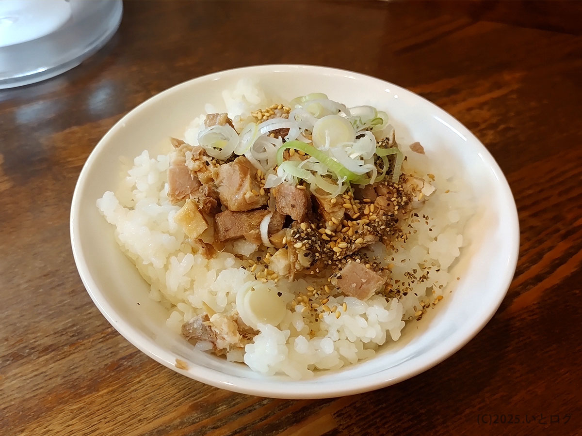 香ばしい白ごまと青ネギを散らした肉胡椒ご飯。信州米と豚の旨みが調和する、寸八 メニューのサイド定番。